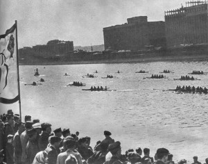 Парад гребных судов на Москве реке.